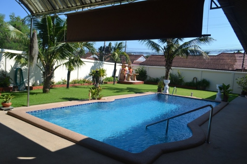 Spacious Three Bedroom Single Storey Pool House For Rent