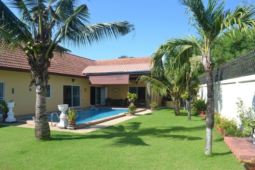 Spacious Three Bedroom Single Storey Pool House For Rent