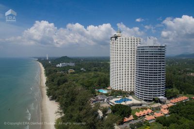 An amazing condo with enormous balcony and unbeatable view.