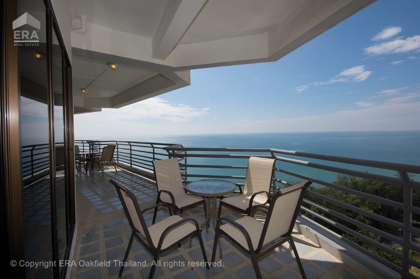 An amazing condo with enormous balcony and unbeatable view.