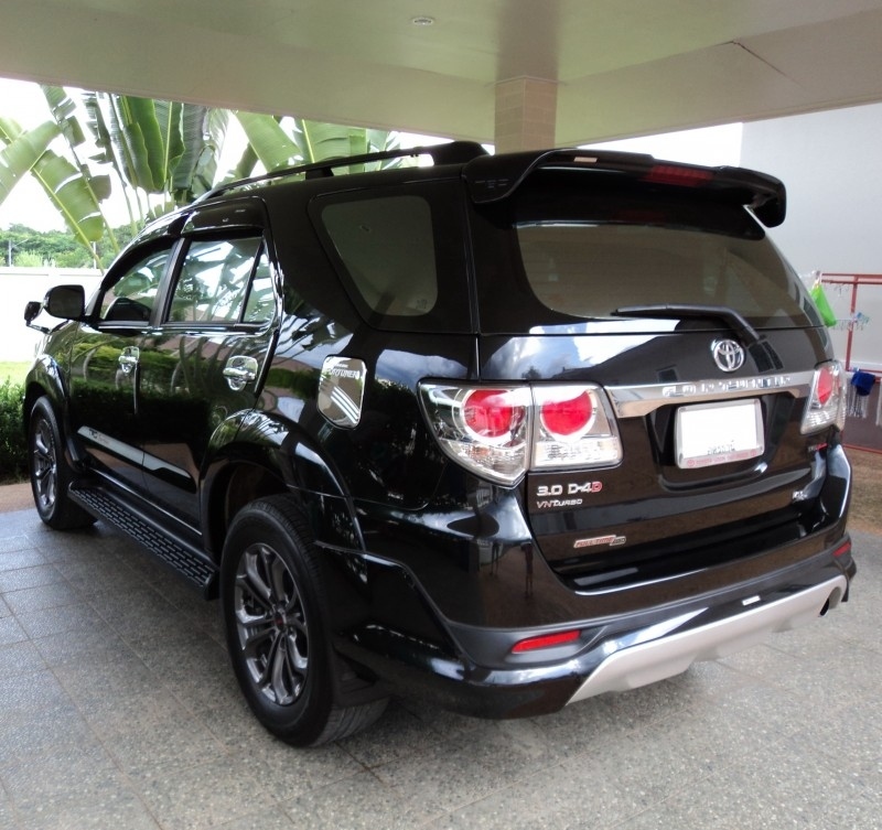 IMMACULATE 2013 TOYOTA FORTUNER 3.0 TRD SPORTIVO SUV IN BLACK | Cars