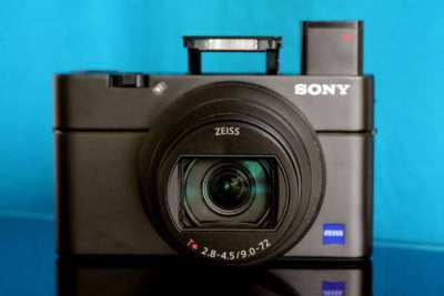 Sony RX100 M6 with Carl Zeiss Vario-Sonnar T* 24-200mm f/2.8-4.5 Lens 