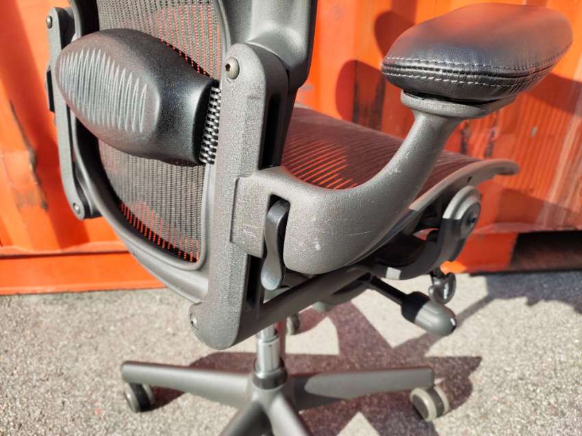  Herman  Miller  Aeron B Medium with leather armrests FREE  