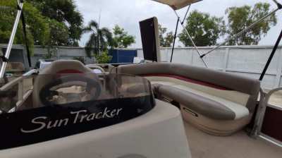 Pontoon Sun Tracker 20 ft