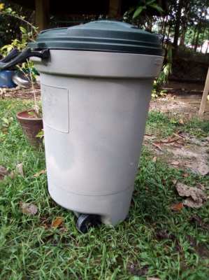 Rubbermaid 'Roughneck' Trash can with wheels locking cap 