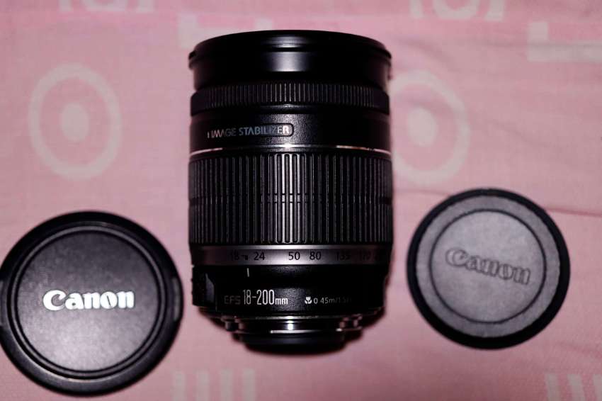 Canon EF-S 18-200mm f3.5-5.6 IS telephoto 11x zoom lens 28.8-320mm