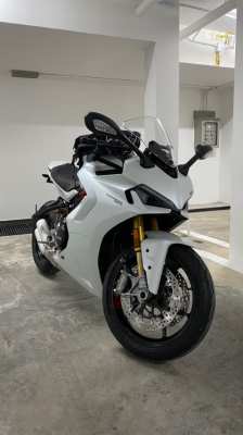 Ducati Supersport 950s Arctic white