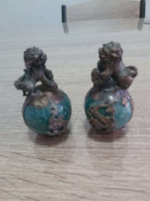 Stock clearance A pair of vintage foo/fu dogs mounted on orbs