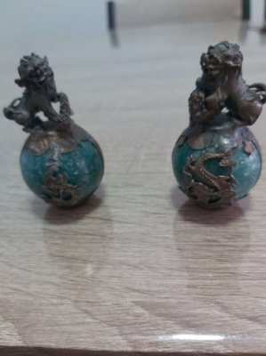 Stock clearance A pair of vintage foo/fu dogs mounted on orbs