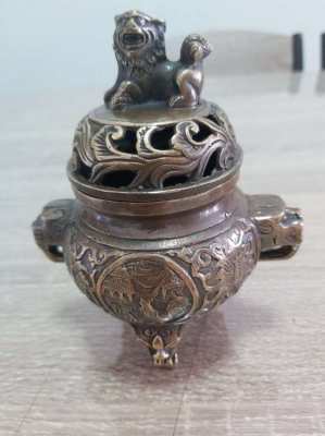 Chinese bronze insence burner with foo dog finial and mark to base