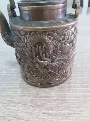 Beautifull bronze kettle decorated with dragons