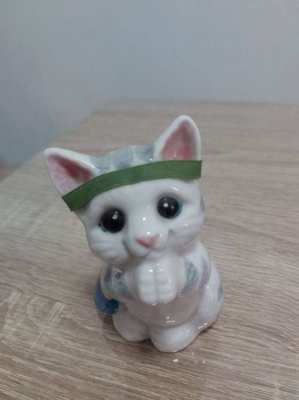 Gorgeous cute chinese porcelain cat in puss in boots style