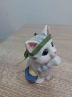 Gorgeous cute chinese porcelain cat in puss in boots style