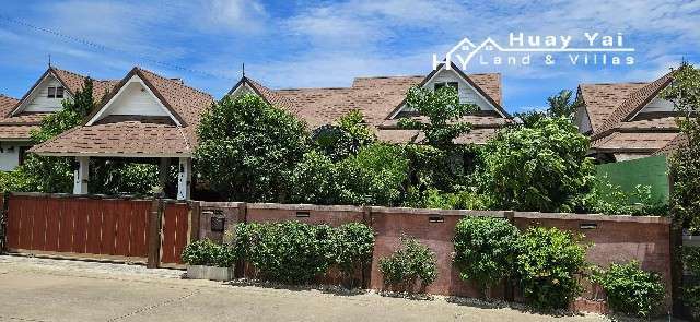 #3374  Attractive character villa in gated community with communal fac