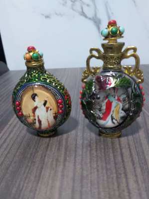 Two gorgeous chinese perfume bottles delivery included in price