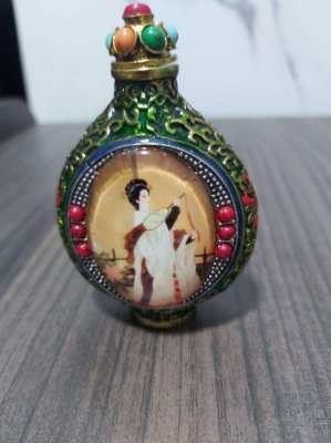 Two gorgeous chinese perfume bottles delivery included in price