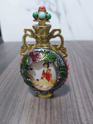 Two gorgeous chinese perfume bottles delivery included in price