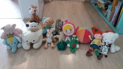 16 DOLLS - PLUSH, CUTE, BEAR, ELEPHANT, GIRAFFE, PIPPI, COW, FOX, ETC.