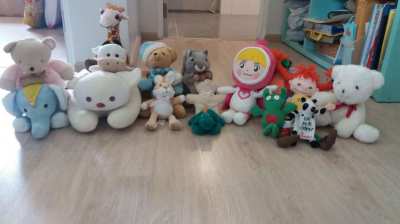 16 DOLLS - PLUSH, CUTE, BEAR, ELEPHANT, GIRAFFE, PIPPI, COW, FOX, ETC.