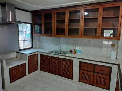 Semi-furnished family residence nearby White Temple and Singha Park