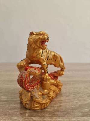 Stock clearanceLovely statue of a tiger on a stack of gold 