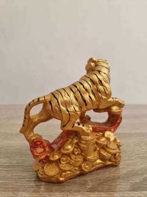 Stock clearanceLovely statue of a tiger on a stack of gold 