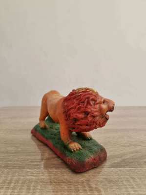 Stock clearance Gorgeous statue of  lion with added gold leaf in areas