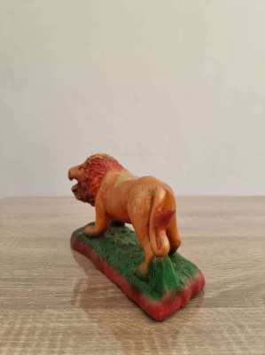 Stock clearance Gorgeous statue of  lion with added gold leaf in areas