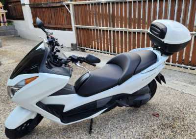 Honda 300cc, auto, white, low mileage, excellent condition