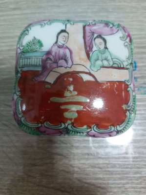 Chinese famille rose trinket box good mark to base