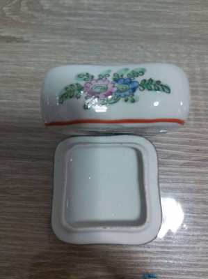 Chinese famille rose trinket box good mark to base