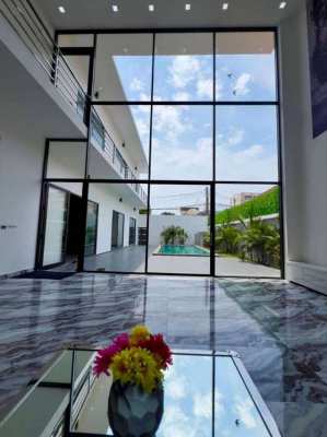 Brand New Luxury Pool Villa For Sale in Pratumnak Pattaya. 