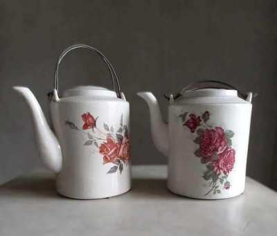 Pair of Chinese tea pots