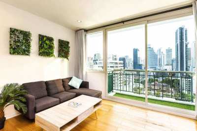 Modern 1-Bedroom Corner Unit in the Heart of Bangkok (Asoke)