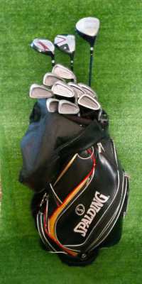 Spalding complete set of golf clubs in bag