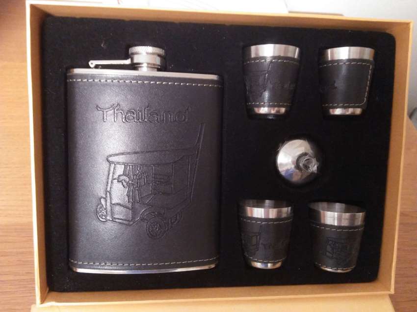 Flask and 4 shots box