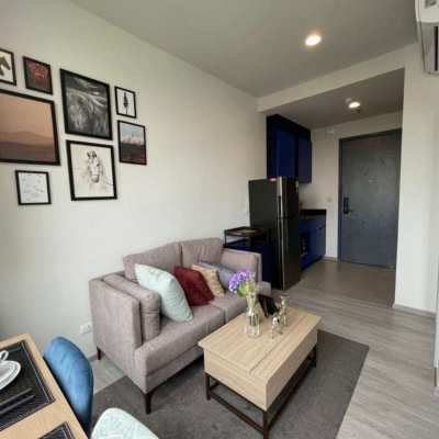 Fully Furnished 1 Bedroom Unit in Luxury Condo near BTS Ekkamai