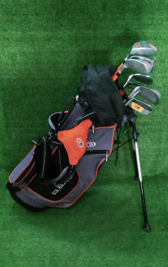 US Kids set of golf clubs in bag