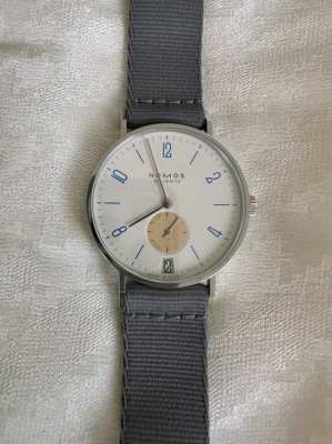 NOMOS TANGENTE 38 - DATE - SCHULHAUSWEISS 