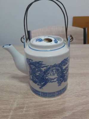 Stock clearance chinese blue and white teapot showing dragons