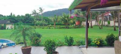 Villa w. swimming pool, garden, fish pond, undistruct. mountain view