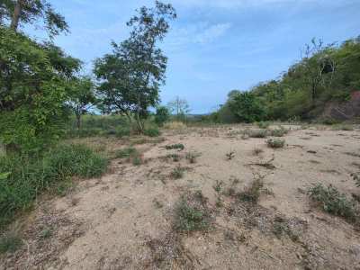 Distant Hillside Seaview 4-0-0 Rai With Panaromic Mountain Views