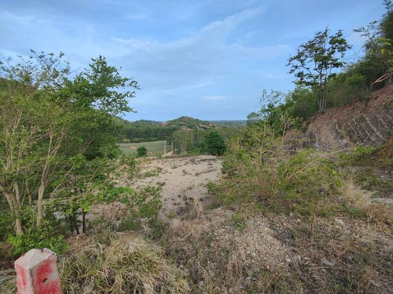 Distant Hillside Seaview 4-0-0 Rai With Panaromic Mountain Views