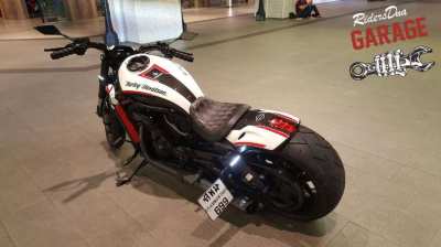 *SOLD* Harley Davidson Carbon Body White & RED Vrod Muscle 2012 