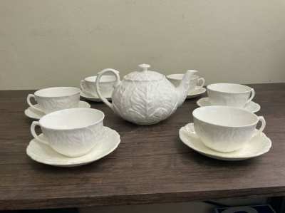 COALPORT/WEDGEWOOD COUNTRYWARE BONE CHINA TEAPOT, 6 CUPS & MILK JUG