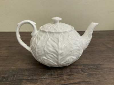 COALPORT/WEDGEWOOD COUNTRYWARE BONE CHINA TEAPOT, 6 CUPS & MILK JUG