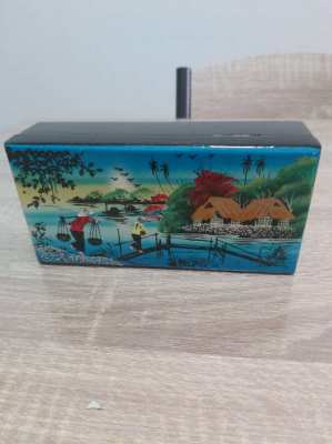 Vintagr Chinese laquerware trinket box 