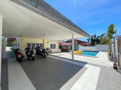 Pool Villa - 4 Bedroom - 4 Bath - Near Beach in Na Jomtien