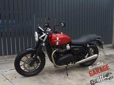 Nearly NEW Triumph 2016 Streettwin 900 T100 Only 3300Km Carnival Red