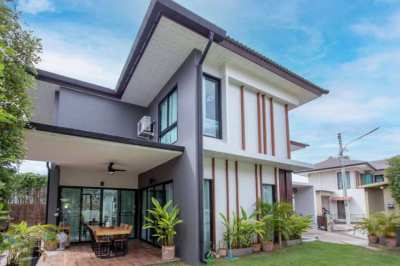 Modern Pool Villa : Ploenchit Collina San Kamphaeng (SANK205)